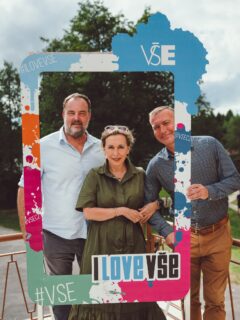 Dnes nás navštívilo vedení Fakulty mezinárodních vztahů.🧡 @fmv_vse 

Noví studenti se seznámili s paní děkankou doc. Ing. Martinou Jiránkovou, Ph.D., s panem proděkanem doc. Ing. Josefem Taušerem, Ph.D. a s vedoucím Katedry Turismu a Hospitality Managementu Ing. Pavlem Černým, Ph.D.

Moc děkujeme za návštěvu! 🧡🎓

Věříme, že si studenti z dnešního setkání odnesli mnoho důležitých, ale i zajímavých informací nejen o fakultě a studijních programech.✌🏻

📸: @radimjoska7